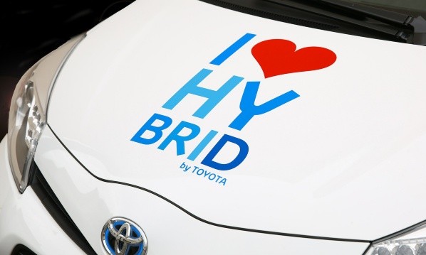 Toyota con varias opciones de autos híbridos que pueden llamar tu atención. Fuente: Pixabay