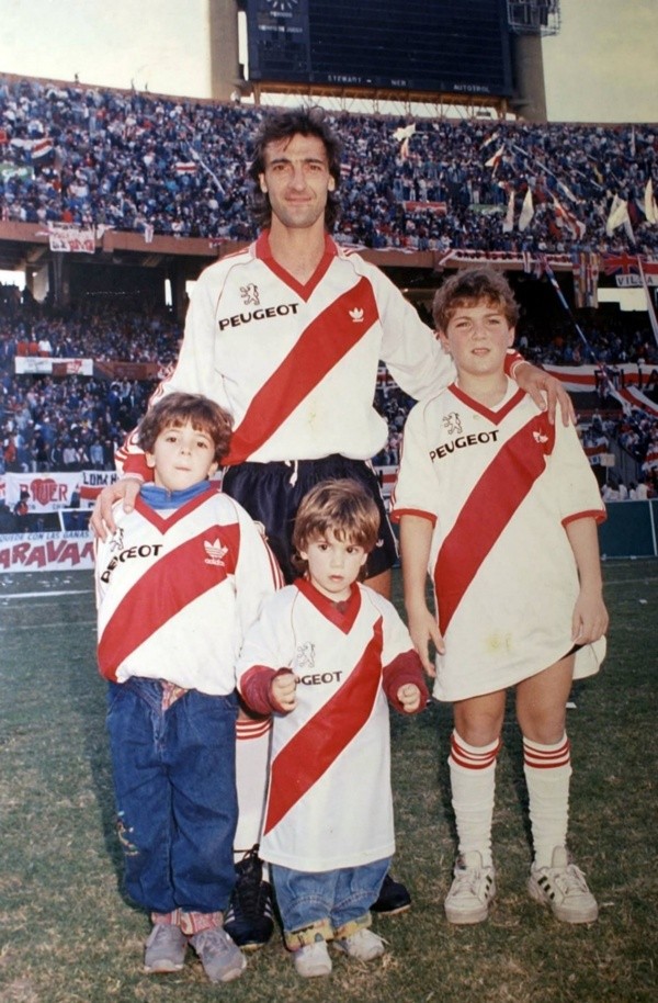 Gonzalo y Federico Higuaín junto a su padre en River Plate (Archivo)