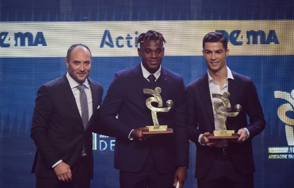 Cristiano Ronaldo y Duván Zapata, galardonados en la Serie A en el 2019. Getty Images.