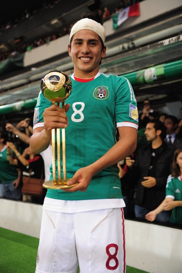 Julio Gómez con el Balón de Oro en el Mundial Sub-17 de 2011 (Getty Images)