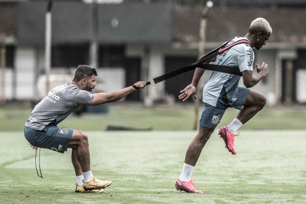 A Gazeta  Após grave lesão, Renyer, do Santos, inicia trabalho com bola