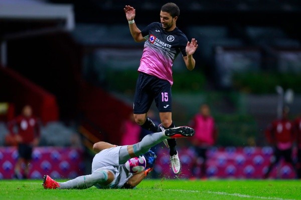 Nahuel Guzmán comete penal a Rivero.