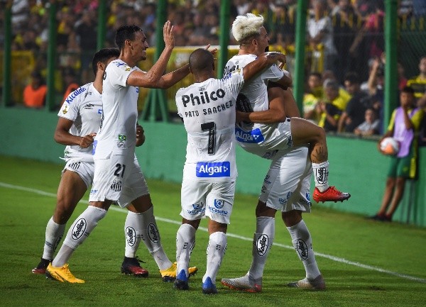 Jogadores do Santos comemoram gol contra o Defensa y Justicia, pela primeira rodada da Libertadores. Foto: Getty Images