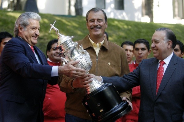 Rafael Lebrija, Vicente Fox y Valentín Diez con el trofeo de Liga MX del Apertura 2005 (JAM Media)