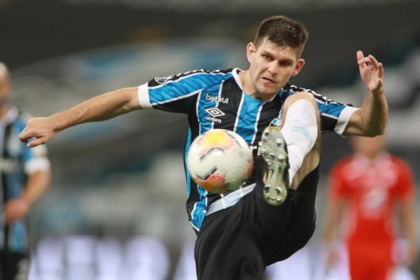 Kannemann, do Grêmio, tenta dominar a bola. Foto: Getty Images
