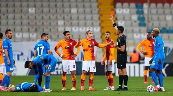 Así expulsaron a Falcao en el partido Erzurumspor vs, Galatasaray // Getty Images.