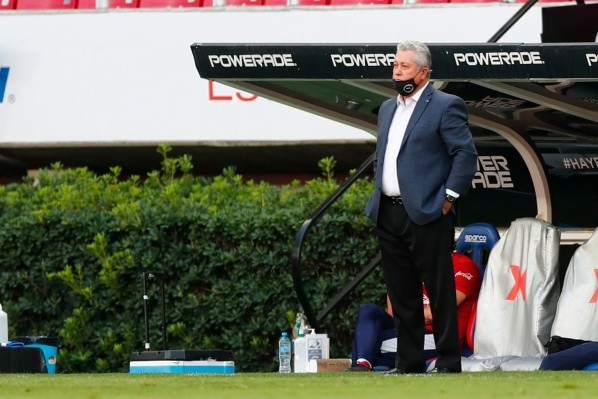 Víctor Manuel Vucetich debe mejorar la imagen de Chivas (Getty Images)