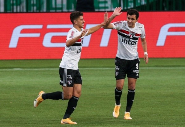 Vitor Bueno e Pablo comemoram gol do São Paulo. Foto: Getty Images