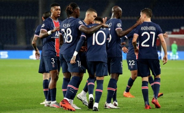 Jogadores do PSG se abraçam após gol na Champions League. Foto: Getty Images