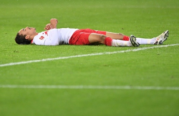 Marcel Sabitzer fica caído no gramado. Foto: Getty Images