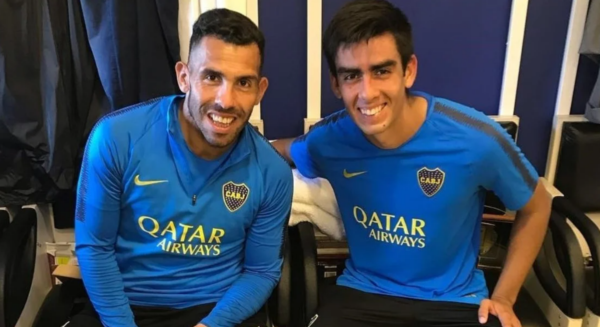 Sebastián Melgar junto a Carlos Tevez.