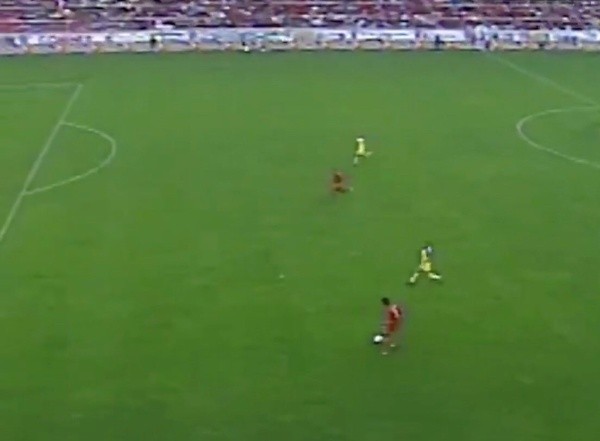 Cardozo habilita a Sinha, quien parte de una posición muy fina.