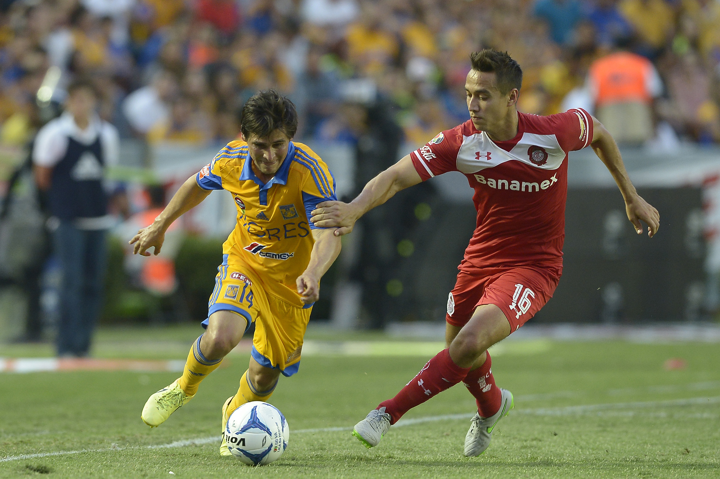 Jorge Estrada en un Tigres - Toluca por la Liga MX