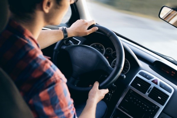 Las cámaras para autos son muy útiles para estacionarse. Fuente: Pexels