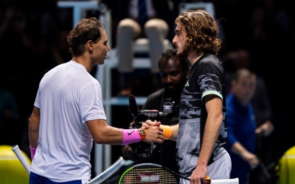 Rafael Nadal e Stefanos Tsitsipas na edição anterior do ATP Finals. Foto: Getty Images