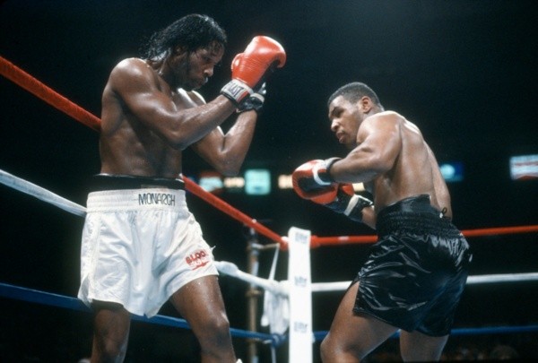 Mitch Green e Mike Tyson em confronto em 1986. Foto: Getty Images