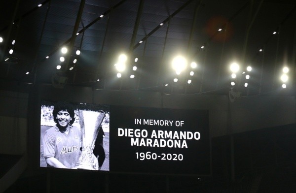 Homenagem a Diego Maradona no estádio do Tottenham, na Inglaterra. Foto: Getty Images