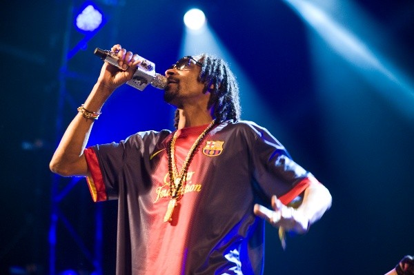 El rapero cantando en un show con la camiseta del FCB puesta (Getty Images)