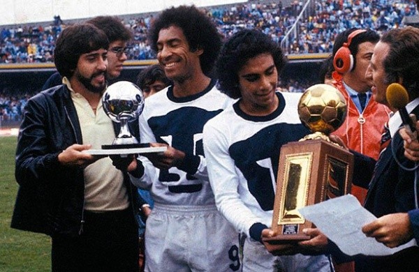 Cabinho y Hugo Sánchez reciben premió por ser Campeones de Goleo en la 1978/79 con 26 tantos cada uno.
