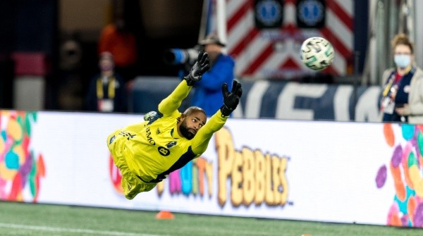 De doble pasaporte, Diop sostiene su rendimiento bajo los 3 palos con una gran destreza.     Fuente: Getty Images