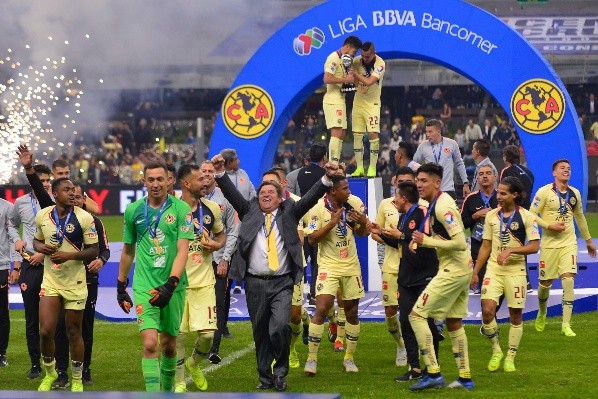 Herrera celebra junto a los jugadores del América la obtención del Apertura 2018. Foto: Getty