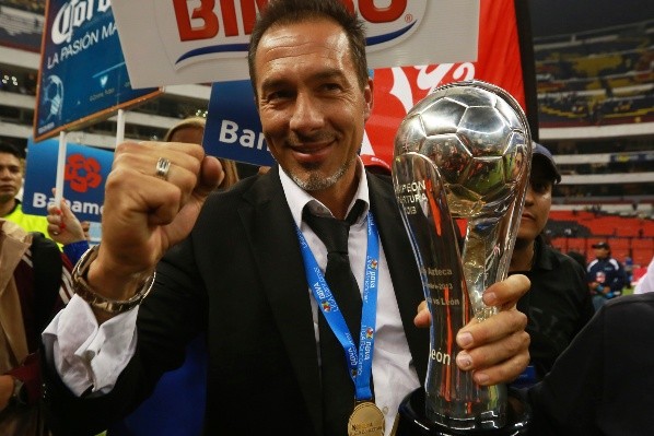 Gustavo Matosas con el trofeo de campeón del Apertura 2013. Foto: Getty