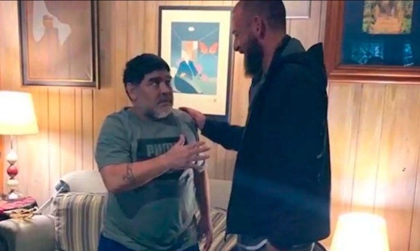 El encuentro entre Maradona y De Rossi.