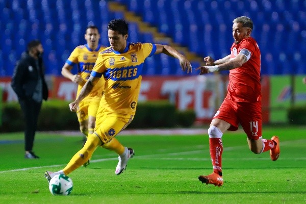 Carlos Salcedo se burló de Cruz Azul. Jam Media.