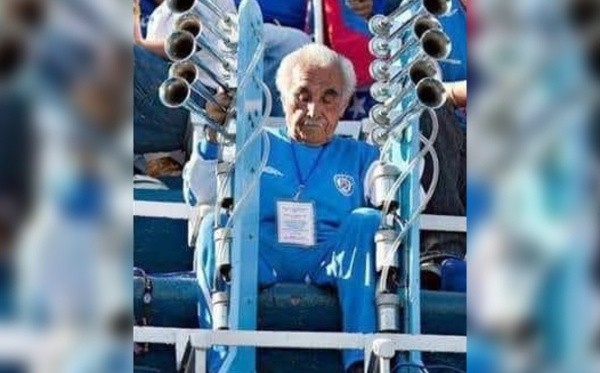Don Gabino, aficionado de Cruz Azul.