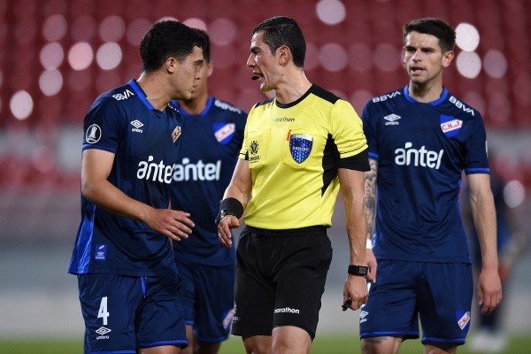 Varios jugadores protestan contra el árbitro Andrés Rojas (Foto: Getty)