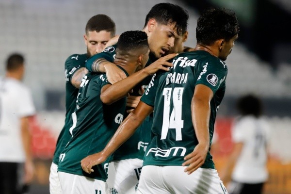 Jogadores do Palmeiras se abraçam após gol. Foto: Getty Images
