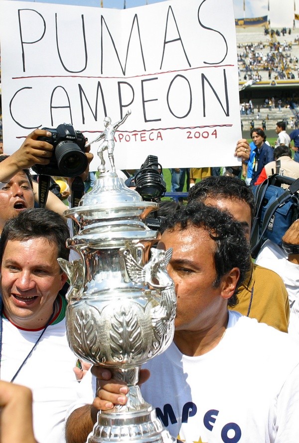 Hugo Sánchez celebrando el título del Clausura 2004 con Pumas (JAM Media)