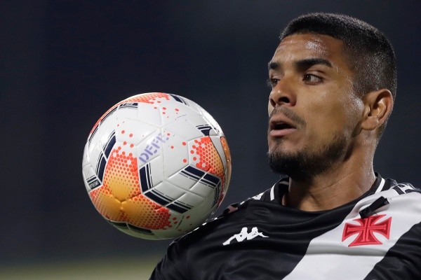 Léo Matos retorna à lateral direita contra o Coritiba após cumprir suspensão (Foto: Getty Images)