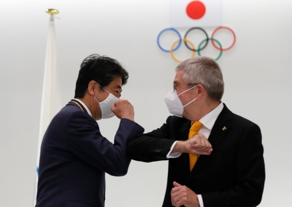 Shinzo Abe, ex-primeiro ministro do Japão, e Thomas Bach, presidente do Comitê Olímpico Internacional. Foto: Getty Images