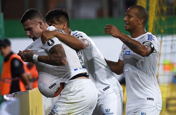 Jobson celebra gol com Kaio Jorge e Carlos Sánchez. Foto: Getty Images