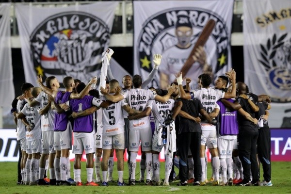 Jogadores do Santos abraçados na Vila Belmiro. Foto: Getty Images