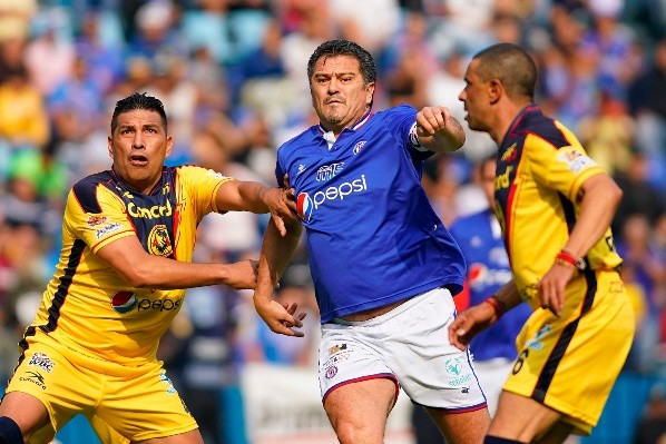 Carlos Hermosillo presumió regalo de Raúl Jiménez. Jam Media.