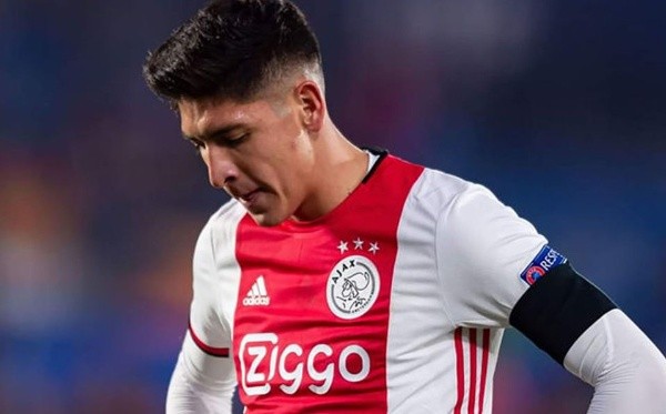 Edson Álvarez, molesto por ser suplente en Ajax.