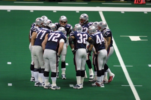 Tom Brady liderando a New England Patriots en Super Bowl XXXVI (Getty)