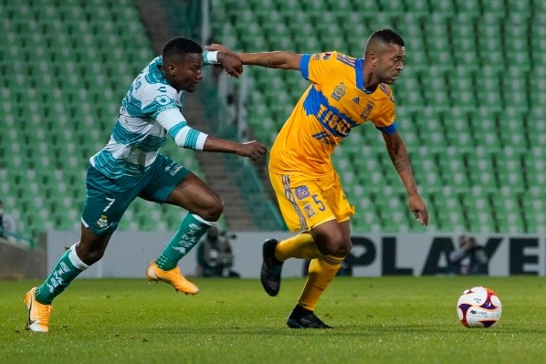Juan Otero ve arriba a Santos Laguna. Jam Media.
