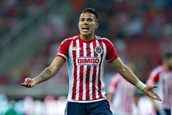 Carlos Salcedo defendiendo la playera de Chivas (Imago 7)