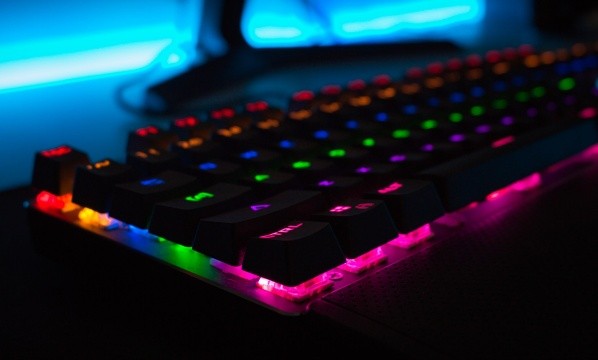Los teclados mecánicos son muy utilizados por los gamers. Fuente: Unsplash