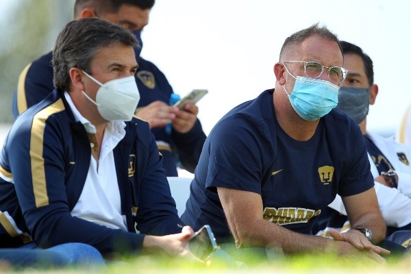 Andrés Lillini viendo los partidos de la Sub-17 y Sub-20 esta mañana (Imago 7)