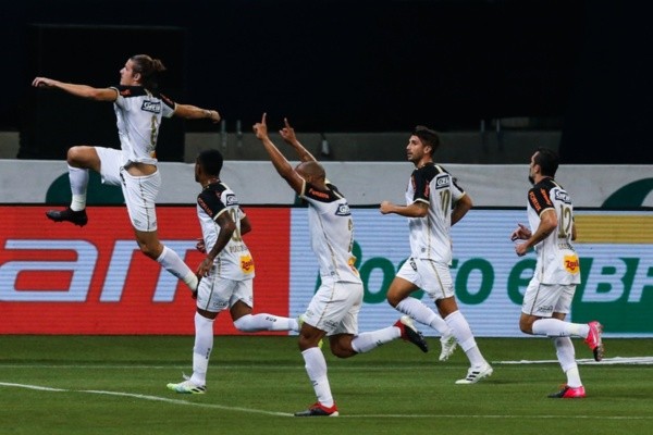 Jogadores do Sport comemoram gol pelo Brasileirão. Foto: Getty Images