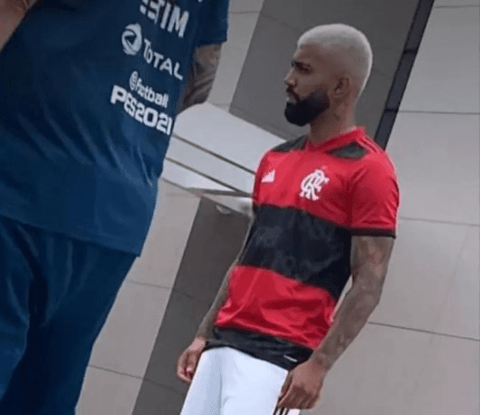 Gabigol com a suposta nova camisa do Flamengo. (Foto: Reprodução)