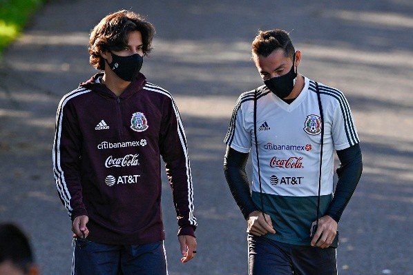 Guardado y Lainez platican en la concentración de Selección Mexicana. Foto: Imago 7