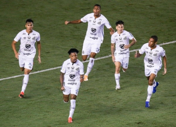 Jogadores do Santos comemoram gol pelo Brasileirão. Foto: Getty Images