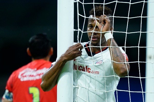 Michael Estrada lamenta el gol fallado ante Cruz Azul. Foto: Imago 7