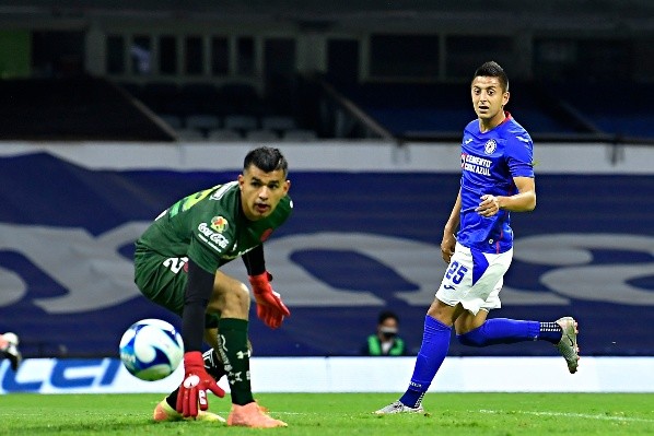 Luis García tuvo una mala actuación ante Cruz Azul. Foto: Imago 7