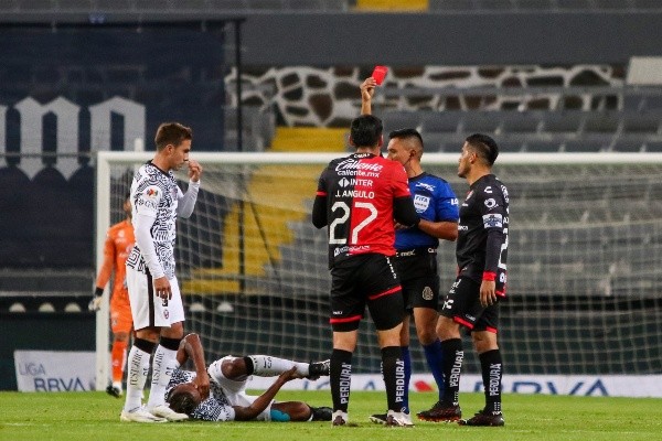 Jesús Angulo, expulsado frente a Club América. Foto: Imago 7